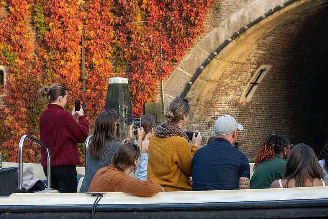 Amsterdam 1-Hour Canal Cruise With Live Guide - Comfort details that make the hour feel easy