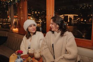 Amsterdam: 2-Hour Canal Cruise incl. Drinks & Dutch Snacks - Onboard comfort: drinks, Dutch snacks, and warm blankets