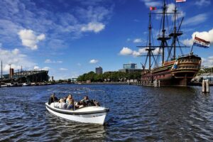 Amsterdam 2-hour Private Canal Cruise with Live Guide and Drinks - Price and what makes it feel like value