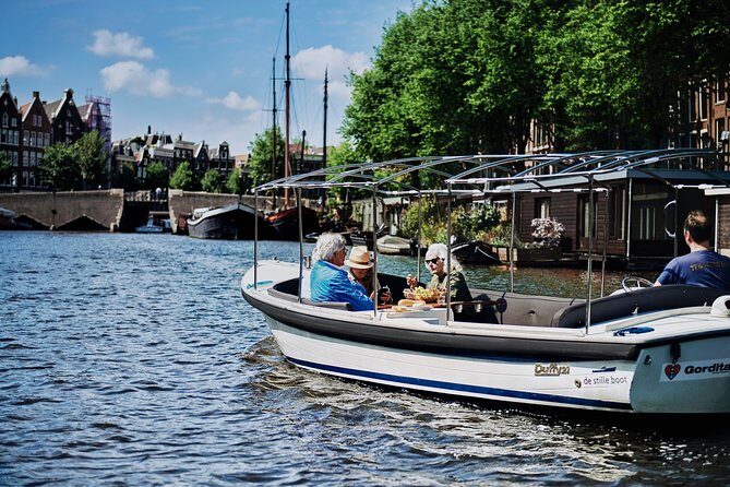 Amsterdam: 60-Minute Guided Private Canal Cruise with Drinks - Who should book this cruise?