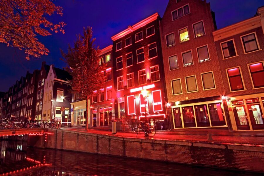 Amsterdam: After Dark Red Light District Tour - Night in De Wallen: Why the Red Light District Feels Different After Dark