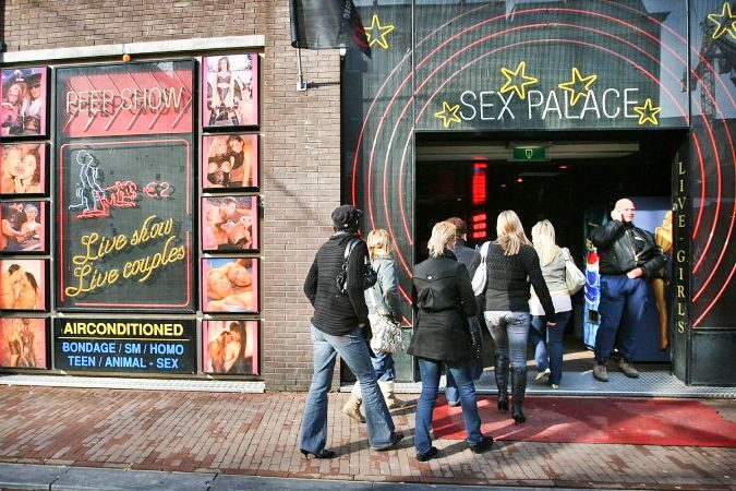 Amsterdam: After Dark Red Light District Tour - De Waag Restaurant Photo Stop and Finishing Near Waag/Nieuwmarkt