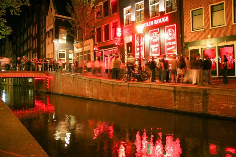 Amsterdam: After Dark Red Light District Tour - Meeting at Frisco Inn and How the Pace Stays Comfortable