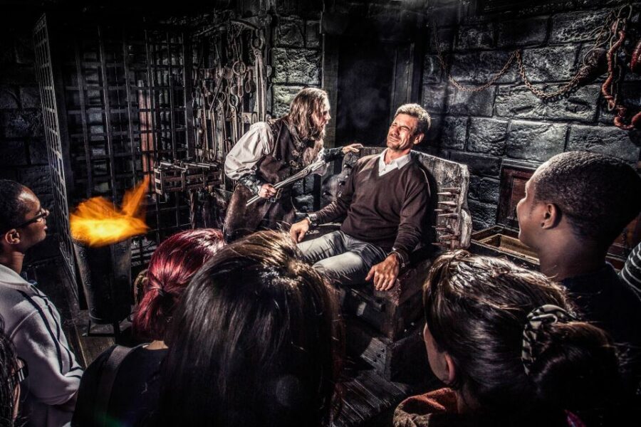 Amsterdam: Amsterdam Dungeon Entrance Ticket - Live actors and crowd interaction: why the show feels personal