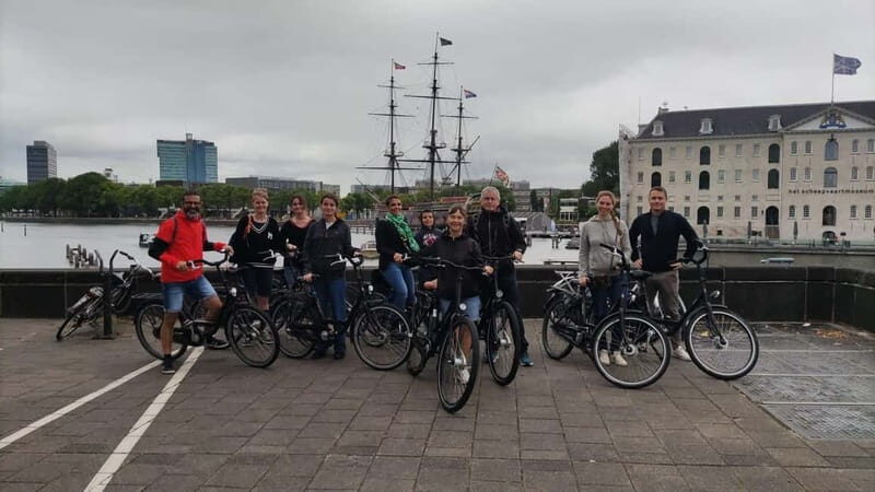 Amsterdam bike tour with a French-speaking guide local! - De Negen Straatjes and Haarlemmerbuurt: where the ride stops feeling touristy