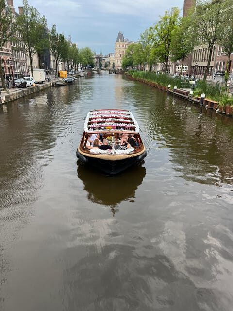 Amsterdam: Boat Tour with Optional Unlimited Drinks - Red Light District departure and the first illuminated landmarks