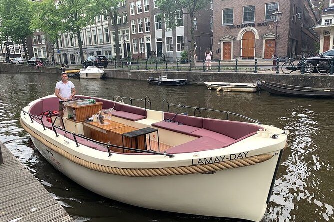 Amsterdam canal cruise in open boat – Guided tour - Getting on the boat: where people stumble and how to avoid it