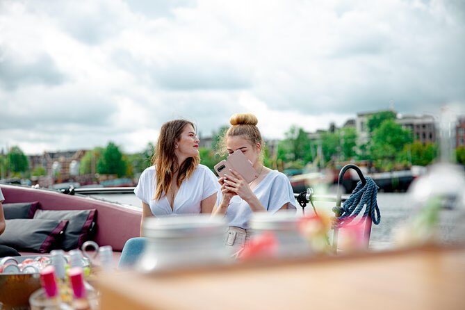 Amsterdam canal cruise in open boat – Guided tour - Who this one-hour cruise suits best (and who should consider alternatives)