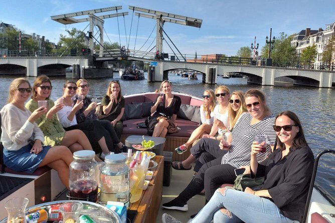 Amsterdam canal cruise in open boat – Guided tour - Down the Amstel toward Amsterdam’s oldest area and the Red Light District zone