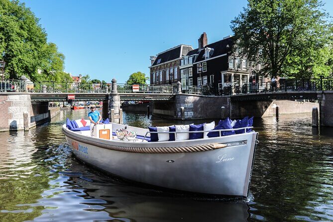 Amsterdam Canal Cruise in Open Boat with Unlimited Drinks Option - Cold Weather, Rain, and Staying Comfortable Without Fuss