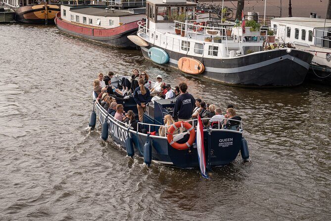Amsterdam Canal Cruise with Live guide & Two drinks - Central St. - Old City Centre, Small Canals, and Why the Route Makes Sense