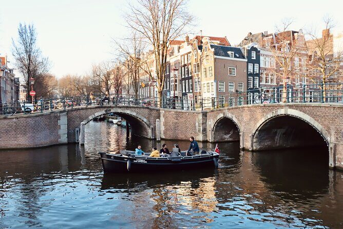 Amsterdam Canal Tour by Open Boat – 90 min Small Group Experience - Geldersekade to Prins Hendrikkade: a canal-border story that feels real