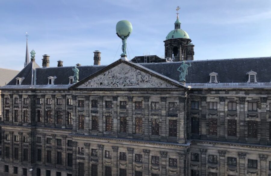 Amsterdam: City Center Walking Tour in italian - Starting at the Euro Pub in Dam Square: easy meeting point, smart pacing
