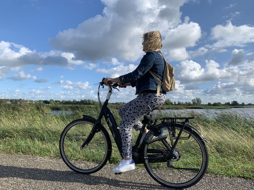 Amsterdam: Countryside Bike Tour and Zaanse Schans Windmills - Clogs and Gouda: the demo and tasting that ground the day