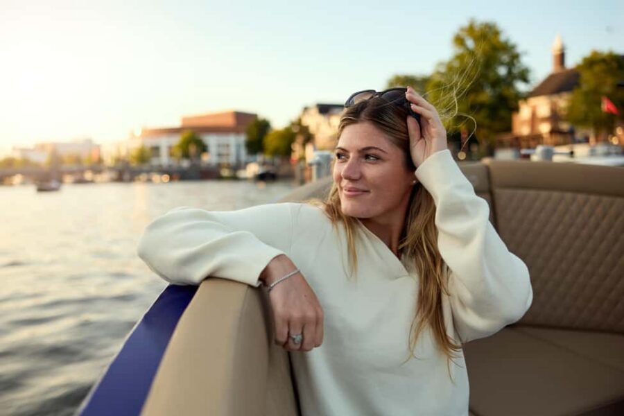 Amsterdam: Cozy Evening Canal Cruise With Open Bar Option - Key things to know before you step aboard