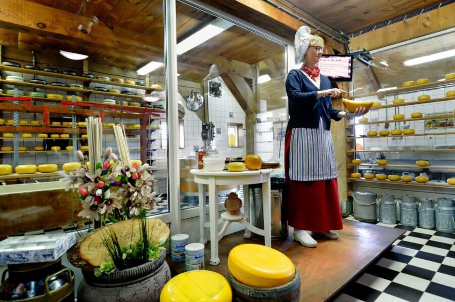 Amsterdam: Day Tour Keukenhof and Zaanse Schans Windmills - The Coach Ride: Guaranteed Seating, Then Go With the Flow