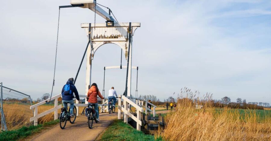 Amsterdam: Dutch Countryside E-Bike with Cheese & Clogs - Meeting point near Central Station: how to find the shop quickly