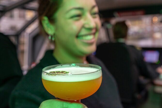 Amsterdam Evening Cocktail Cruise with snacks - The Commentary: Light and Helpful, Not a Full Lecture