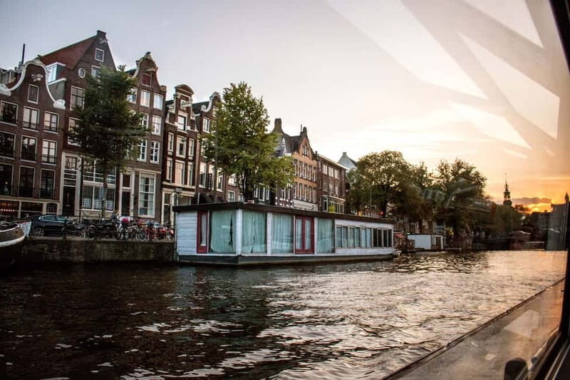 Amsterdam: Evening Pizza Cruise Along the Canals - How the Host and Captain Stories Work (and When They Don’t)