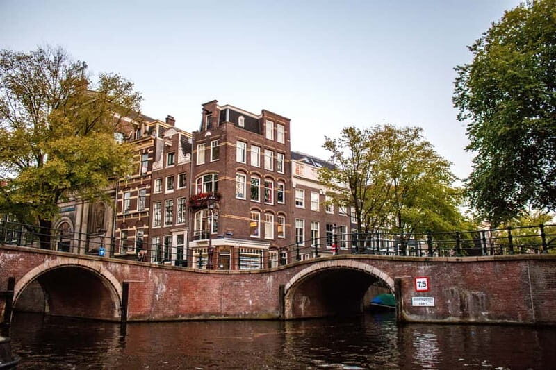 Amsterdam: Evening Pizza Cruise Along the Canals - NEMO Science Museum to the Final Return at Damrak 16