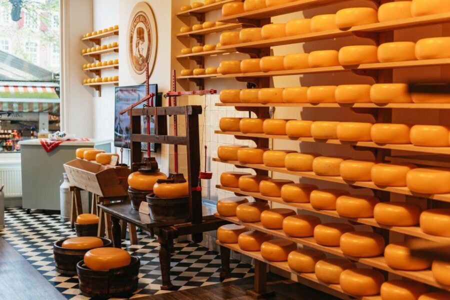 Amsterdam: Food and Culture Walking Tour with Tastings - What the walking format feels like in real life