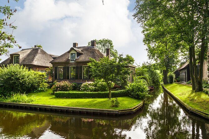 Amsterdam: Giethoorn Tour Scenic Cruise, Cheese & Free Time - Luxury coach to Giethoorn: comfortable, but you are still commuting