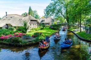 Amsterdam: Giethoorn Tour Scenic Cruise, Cheese & Free Time - Finding the meeting point: the simple ferry trick