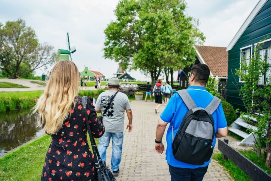Amsterdam: Giethoorn, Volendam, and Zaanse Schans Tour - Giethoorn: the Venice of the North, but with a real-world boat ride