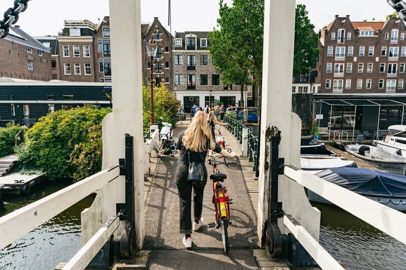 Amsterdam: Guided Bike Tour City Centre in EN/DE/FR/ES - Brouwersgracht to the Jordaan: canalside city life on a bike