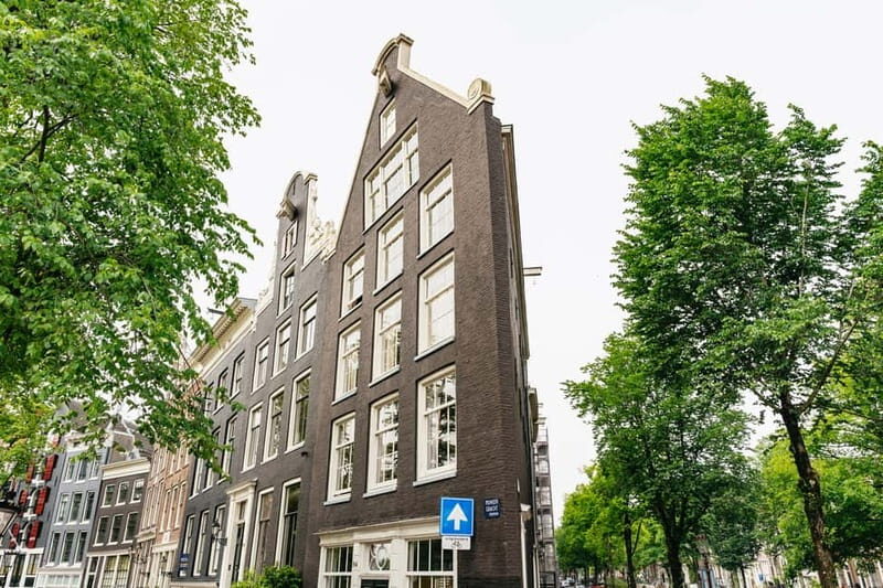 Amsterdam: Guided Bike Tour City Centre in EN/DE/FR/ES - Museum Quarter to Museumplein: art district pacing