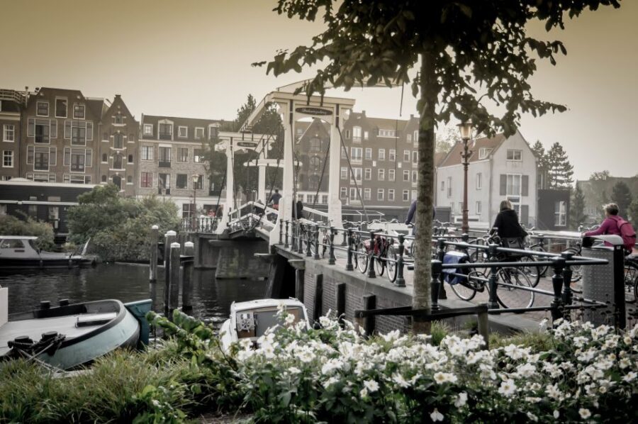 Amsterdam: Guided City Bike Tour in French - Why a French bike tour is the best shortcut to central Amsterdam