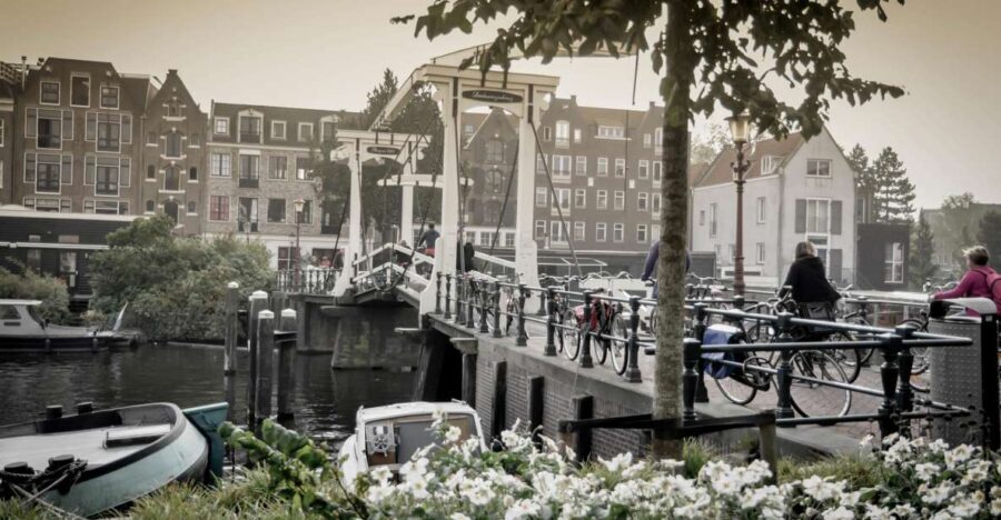 Amsterdam: Guided City Bike Tour in French - Western Islands to De Negen Straatjes: the first taste of canal Amsterdam