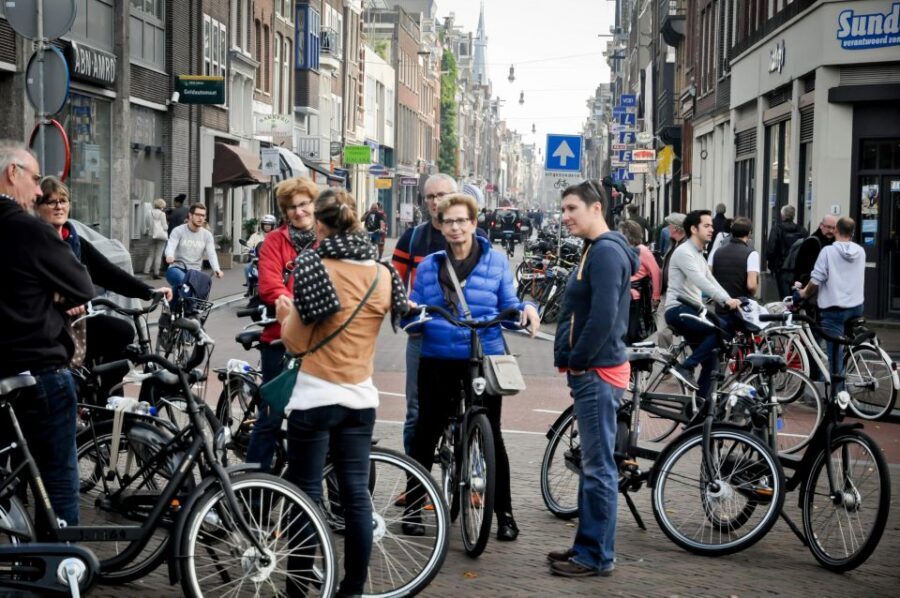 Amsterdam: Guided City Bike Tour in French - Jordaan and Anne Frank House area: local streets, careful pacing