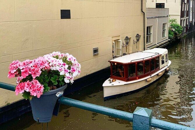 Amsterdam Highlights Canal Cruise with a Drink - Your Local Host and Captain: Stories That Keep the Cruise Moving