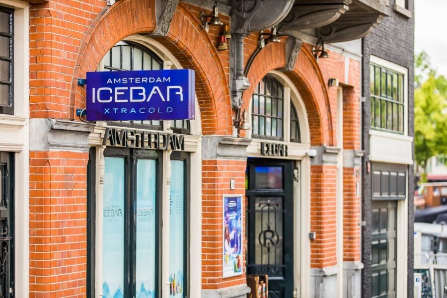 Amsterdam: Icebar Entry Ticket with 3 Drinks - The warm lounge and your welcome cocktail: start here, not later