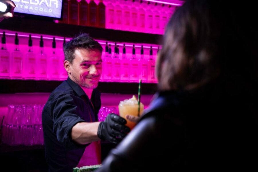 Amsterdam: Icebar Entry Ticket with 3 Drinks - Crowds, comfort, and the small complaints that matter