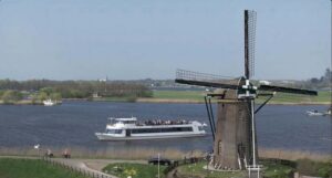 Amsterdam: Keukenhof, Tulip Farm Full-Day Tour with Cruise - The coach ride setup: what the bus day actually feels like