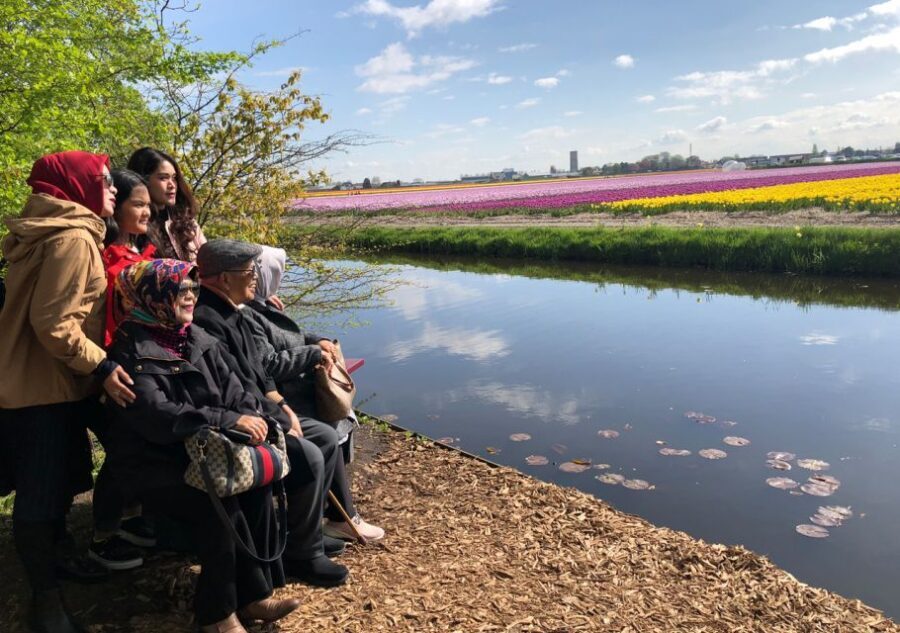 Amsterdam: Keukenhof Tulip Garden and Giethoorn Experience - Morning Kickoff From Prins Hendrikkade (Departing Promptly at 8:30)