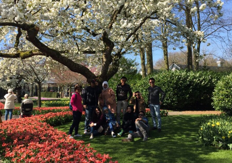 Amsterdam: Keukenhof Tulip Garden and Giethoorn Experience - Keukenhof’s 3.5 Hours: How to Use Your Time Like a Pro