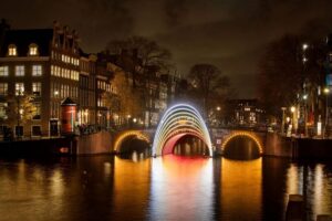 Amsterdam: Light Festival Boat Tour with Warm Drinks - The 75-minute canal loop: how the experience unfolds