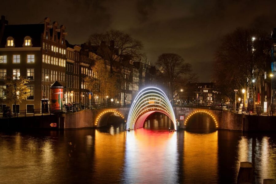 Amsterdam: Light Festival Boat Tour with Warm Drinks - The 75-minute canal loop: how the experience unfolds