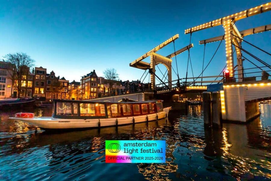 Amsterdam: Light Festival Heated Cruise with Drinks & Snacks - Your 75 Minutes: From Prins Hendrikkade to the Canal Best Hits