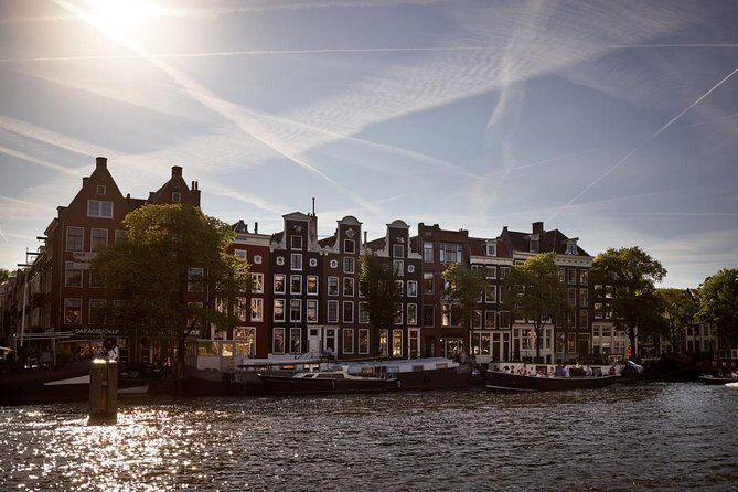Amsterdam Light Festival: Saloon Boat Cruise + Hot Drinks & Bite - Crowd factor: why your seat position can make or break it