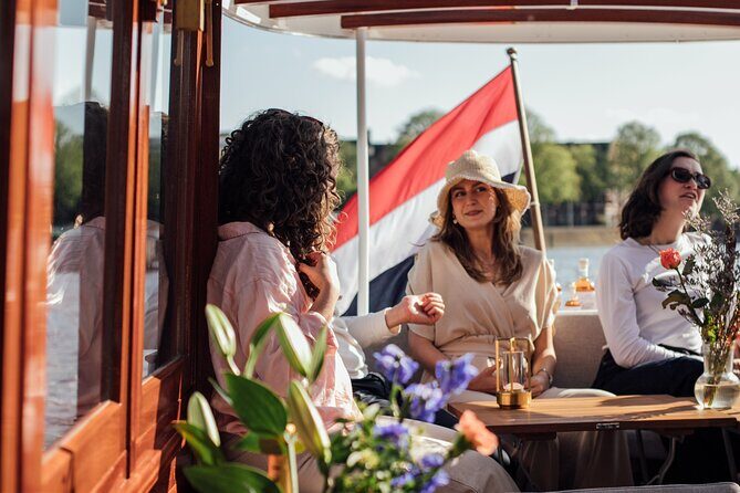 Amsterdam: Luxury Saloon Boat Cruise with Cocktails & Waffle - Our Lord in the Attic: what a “secret church” looks like when you know its story