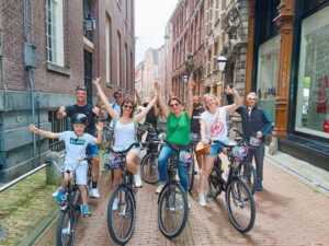 Amsterdam: Off the Beaten Path Bike Tour in French - Cruising Amsterdam-Centrum and Prins Hendrikkade Without Getting Lost