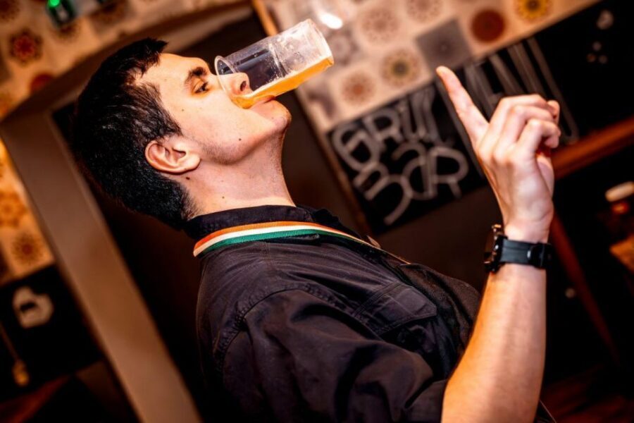 Amsterdam: Original Pub Crawl Party with VIP Entrance - Meet at Generator Hostel Bar and Actually Start the Night on Time