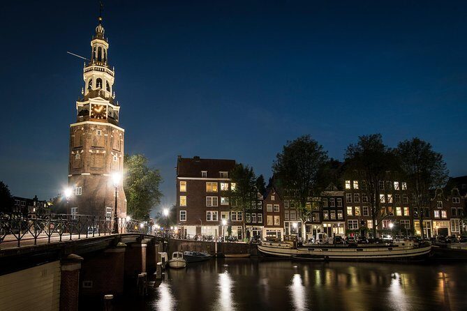 Amsterdam Photography Masterclass - Private Photography Lesson - Stop 2: Voetboogstraat and Beijbhof de Voetboogsteeg for Narrow-Street Composition