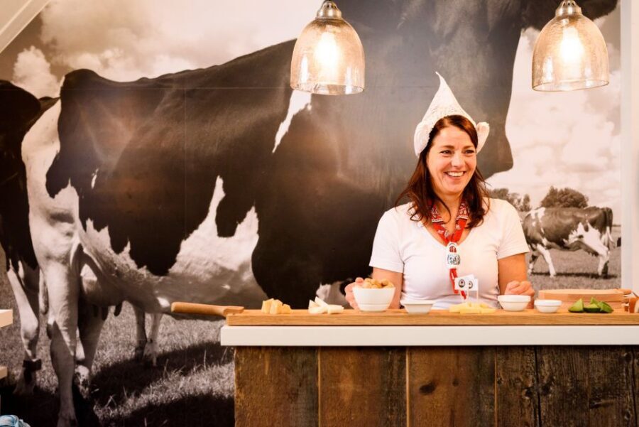 Amsterdam: Premium Henri Willig Cheese Tasting Experience - Cheese crackers and the role of texture