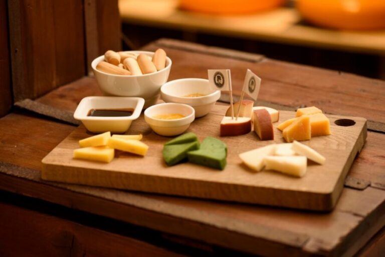 Amsterdam: Premium Henri Willig Cheese Tasting Experience - The centerpiece: 10 Gouda bites with dips and mustard