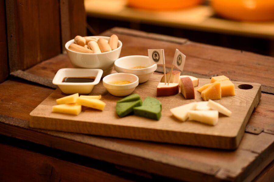 Amsterdam: Premium Henri Willig Cheese Tasting Experience - The centerpiece: 10 Gouda bites with dips and mustard